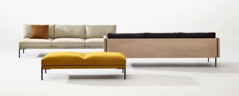 Canapés et banquette de la collection Steeve d'Arper. Ces derniers disposent de piètement est en acier tubulaire laqué gris anthracite avec un revêtement en tissu jaune, beige et noir avec un canapé composé d'une structure extérieure en bois avec un placage en bois de noyer.