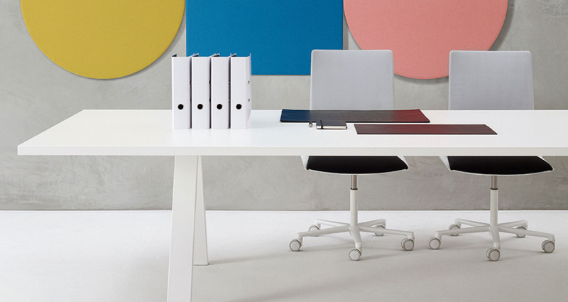 Table rectangulaire Cross d'Arper. Son plateau rectangulaire est revêtu en laminé Fenix® blanc et pieds en acier laqué blanc également.