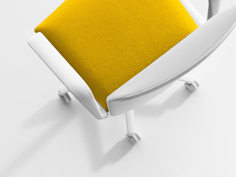 Détails fauteuil de bureau Kinesit d'Arper disposé dans un fond blanc. La structure du siège en aluminium moulé sous pression peint par poudre blanche, avec un mécanisme synchronisé sensible au poids. Rembourrage du siège en mousse de polyuréthane avec un revêtement en tissu jaune. Piètement 4 branches en aluminium moulé sous pression peint de couleur blanche. Pivotant avec patins roulettes autofreinantes et accoudoirs compris.