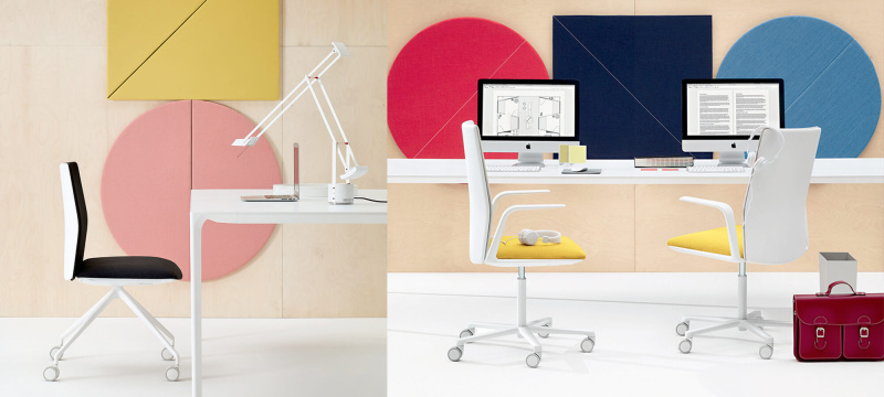 Fauteuils de bureau Kinesit d'Arper disposés dans un espace professionnel. La structure du siège en aluminium moulé sous pression peint par poudre, avec un mécanisme synchronisé sensible au poids. Rembourrage du siège en mousse de polyuréthane avec un revêtement en tissu de différents coloris : jaune et noir. Piètement 4 branches en aluminium moulé sous pression brillant ou laqué peint de couleur blanche. Pivotant avec patins roulettes autofreinantes.