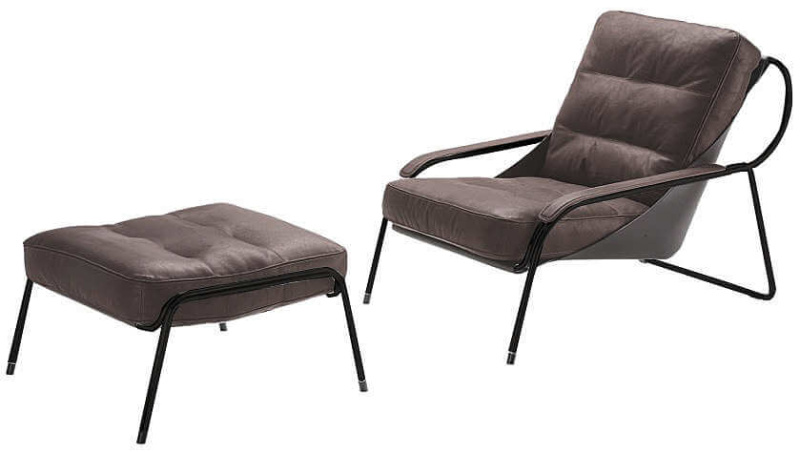 Fauteuil Maggiolina de Zanotta. Sa structure est en acier inox poli avec finition vernis noir matt. Le support est en cuir marron foncé. Coussin dossier en plume d'oie. Le coussin de l'assise est en polyuréthane/Dacron. Les coussins sont revêtu d'un cuir marron foncé.
