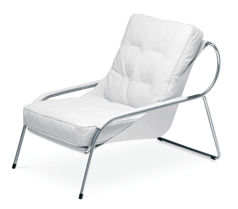 Fauteuil Maggiolina de Zanotta. Sa structure est en acier inox poli. Le support est en cuir blanc. Coussin dossier en plume d'oie. Le coussin de l'assise est en polyuréthane/Dacron. Les coussins sont revêtu d'un tissu blanc.