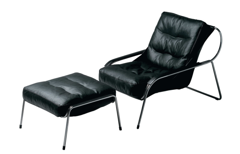 Fauteuil Maggiolina de Zanotta. Sa structure est en acier inox poli. Le support est en cuir blanc. Coussin dossier en plume d'oie. Le coussin de l'assise est en polyuréthane/Dacron. Les coussins sont revêtu d'un cuir noir.