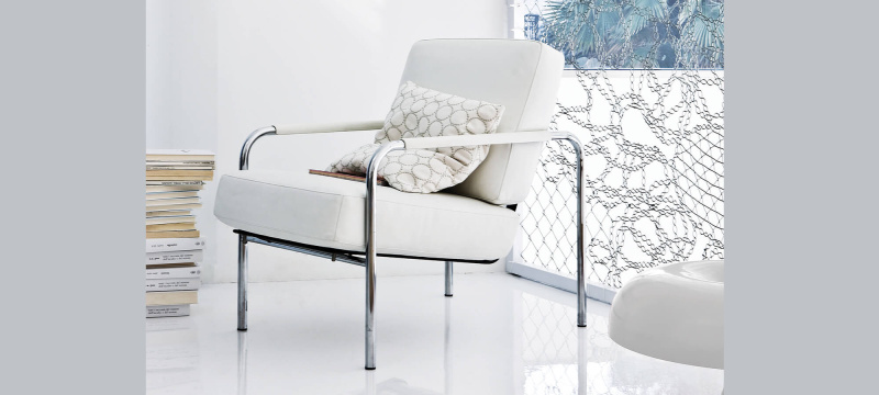 Fauteuil Susanna de Zanotta. Sa structure est portante en tube d’acier chromé. Le rembourrage des coussins en polyuréthane/fibre polyester liée à chaud. Le revêtement des coussins déhoussables quant à lui est en tissu blanc. Ce dernier dispose d’accoudoirs qui font partie de son piètement.