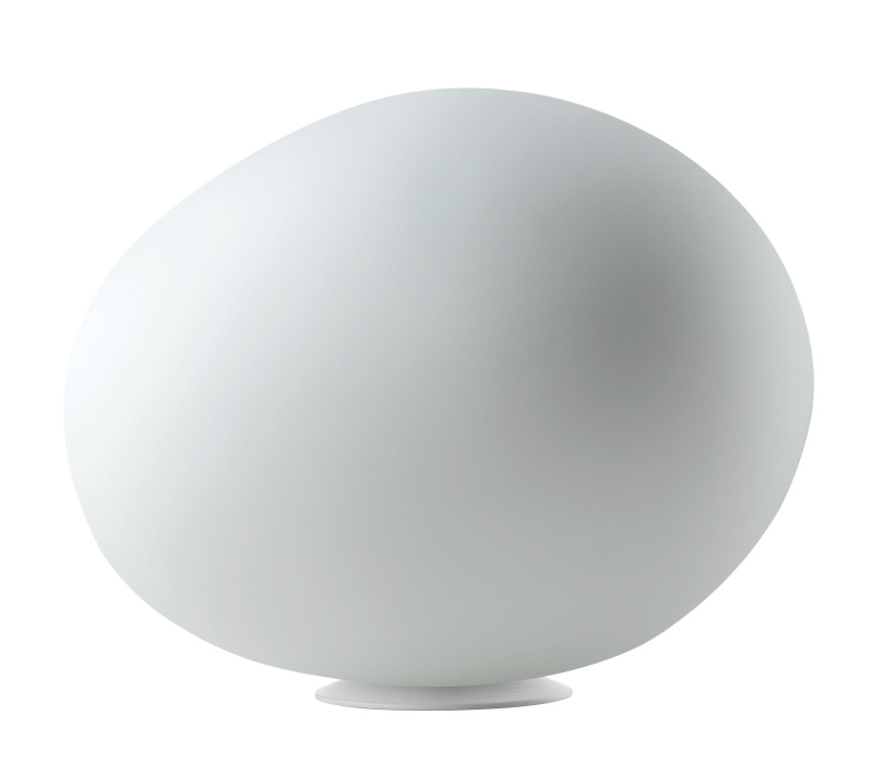 Lampe outdoor Gregg de Foscarini posée au sol disposées dans un fond blanc. Cette dernière dispose d'une structure en polyéthylène moulé et métal laqué.