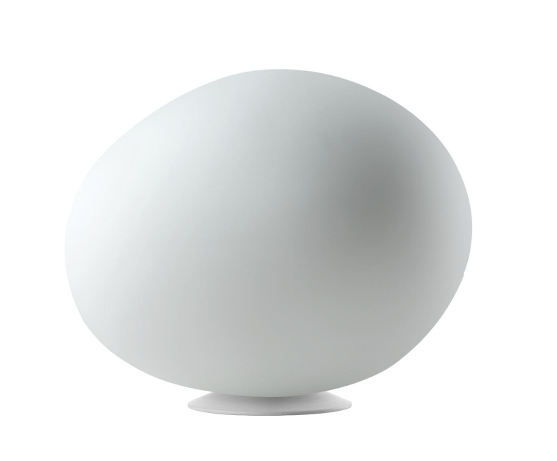 Lampe outdoor Gregg de Foscarini posée au sol disposées dans un fond blanc. Cette dernière dispose d'une structure en polyéthylène moulé et métal laqué.