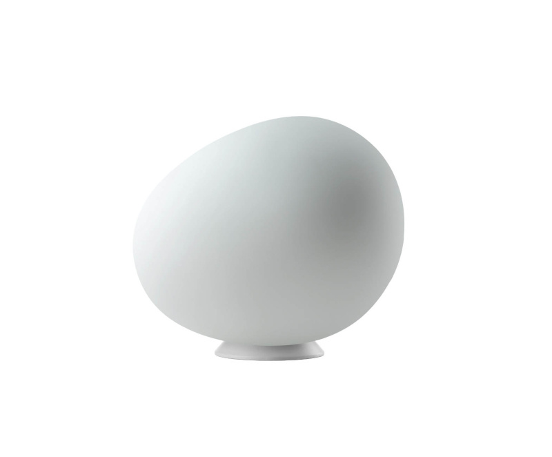 Lampe outdoor Gregg de Foscarini posée au sol disposées dans un fond blanc. Cette dernière dispose d'une structure en polyéthylène moulé et métal laqué.