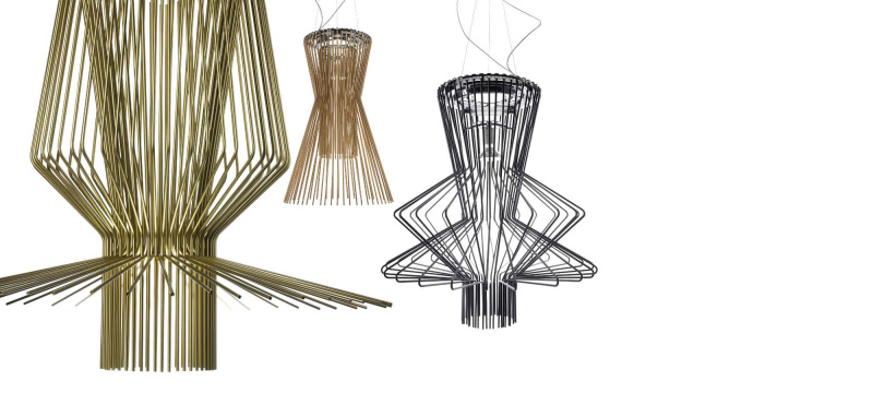 Différentes suspensions Allegro de Foscarini disposées dans un fond blanc. Ces dernières sont composées d'aluminium vernis et de métal chromé. Une est de couleur or, la deuxième en graphite et la dernière en cuivre.