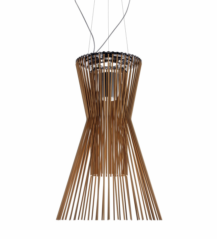 Suspension Allegro de Foscarini disposée dans un fond blanc. Cette dernière est composée d'aluminium vernis et de métal chromé et est composée d'une couleur cuivre.