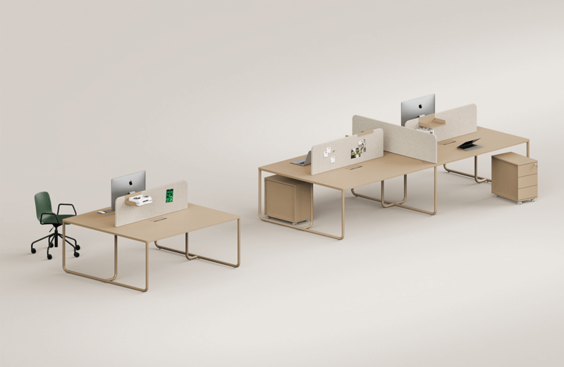 Itube bureaux modulables disposés dans un fond taupe. Les plateaux sont en mélaminé marron et les piétements tubes sont en métal époxy marron.